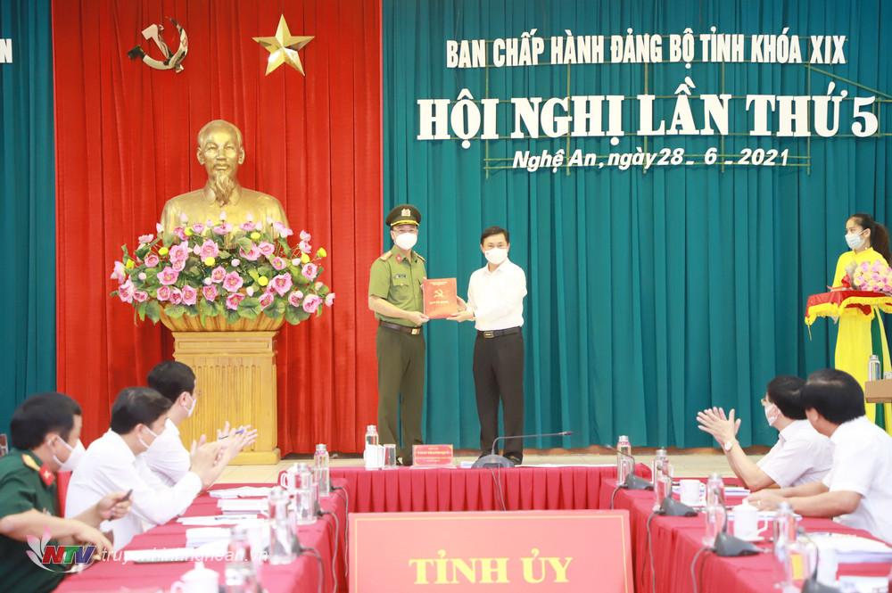 Bí thư Tỉnh uỷ Thái Thanh Quý trao Quyết định cho Đại tá Phạm Thế Tùng - Giám đốc Công an tỉnh