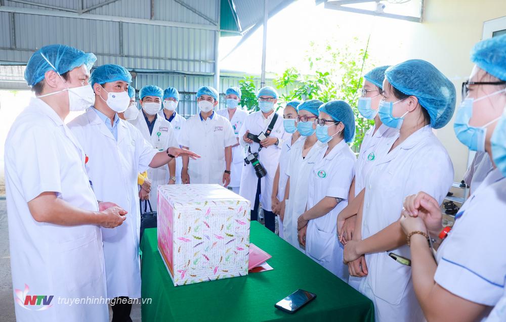 Bí thư Tỉnh ủy Thái Thanh Quý trò chuyện, thăm hỏi đội ngũ y, bác sỹ làm việc tại Trung tâm Bệnh nhiệt đới, Bệnh viện Hữu nghị đa khoa tỉnh. 