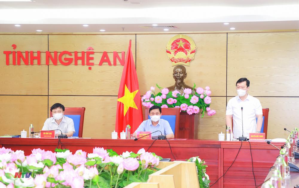 Chủ tịch UBND tỉnh Nguyễn Đức Trung điều hành cuộc họp.