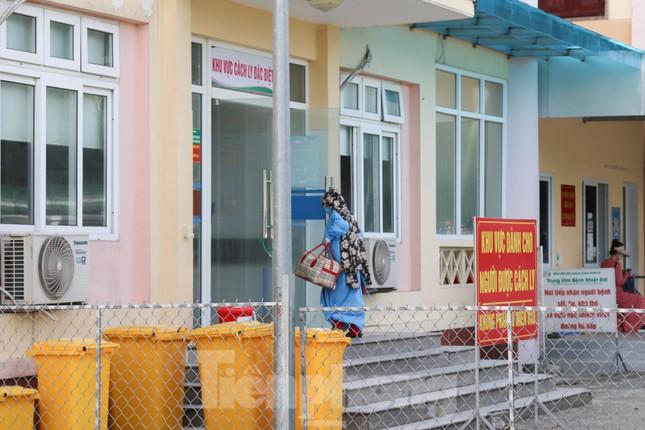 Sau đó, bệnh nhân mắc COVID-19 ở phường Hồng Sơn (TP Vinh, Nghệ An) được tiếp nhận vào khu điều trị đặc biệt.