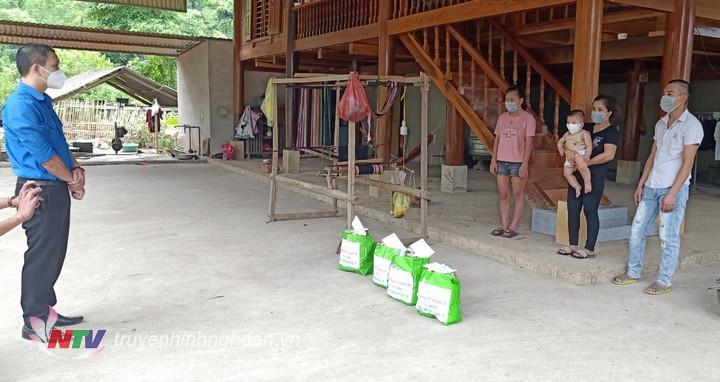 Trao quà cho các công dân trở về từ vùng dịch Bắc Giang đang thực hiện cách ly tại nhà.