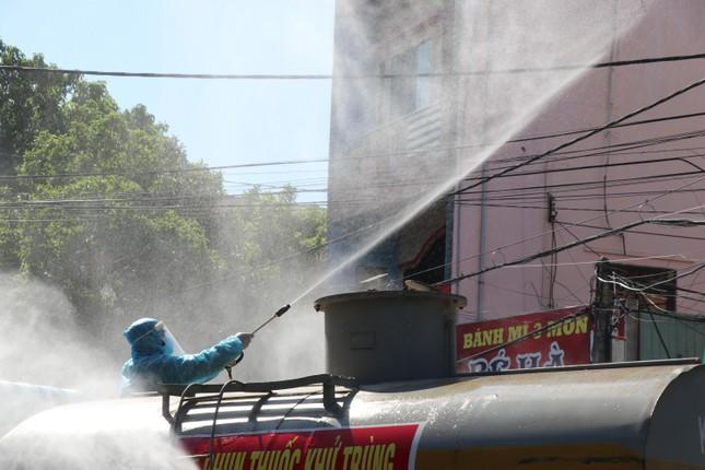 Bộ đội phun hoá chất khử khuẩn TP. Tuy Hoà - Phú Yên. 