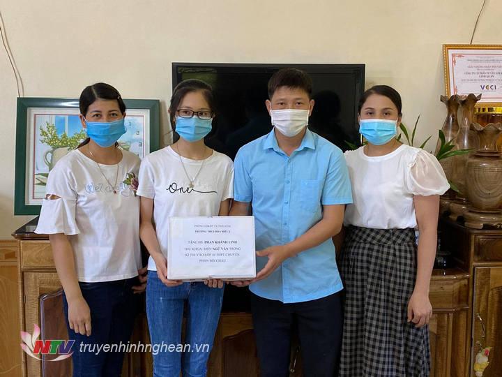 Nhà trường tặng quà vì thành tích học tập của Khánh Linh