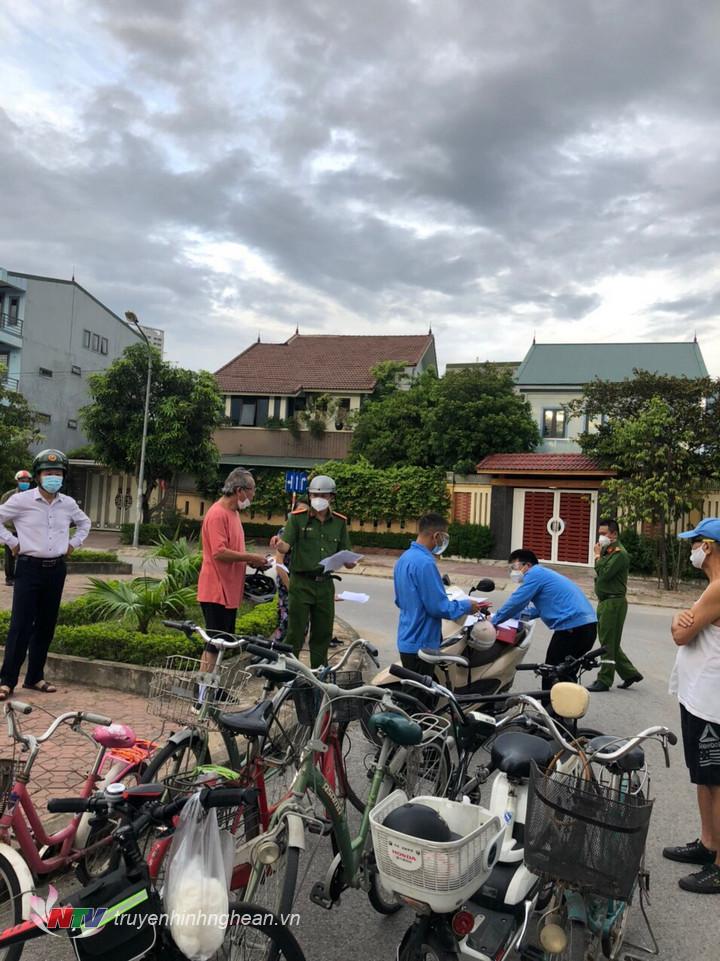 Lực lượng chức năng phường Hà Huy Tập lập biên bản những trường hợp đi xe đạp thể dục vi phạm công tác phòng chống dịch