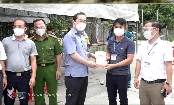 Phó bí thư thường trực thành ủy Nguyễn Văn Lư trao quà hỗ trợ cho BCĐ phòng chống dịch Covid phường Vinh Tân