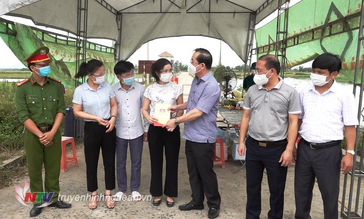 Phó bí thư thường trực  thành ủy - Chủ tịch HĐND TP Vinh Nguyễn Văn Lư trao quà cho BCĐ và lực lượng PC dịch xã Hưng Hòa