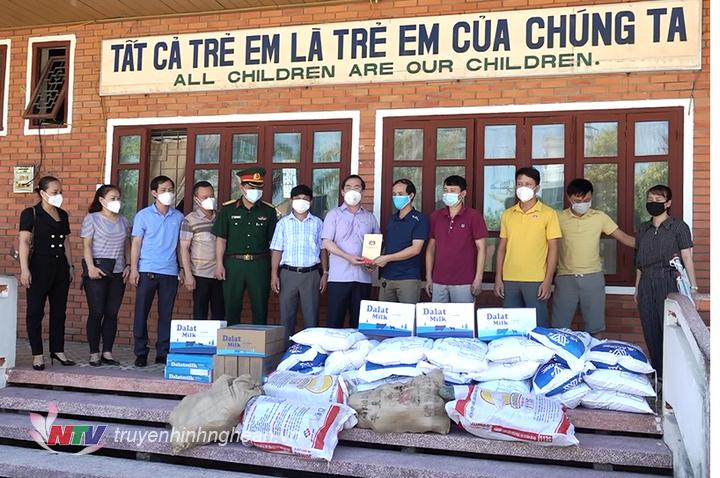 Lãnh đạo Thành ủy - HĐND - UBND - MTTQ TP Vinh trao tặng quà hỗ lương thực, thực phẩm cho làng trẻ SOS Vinh