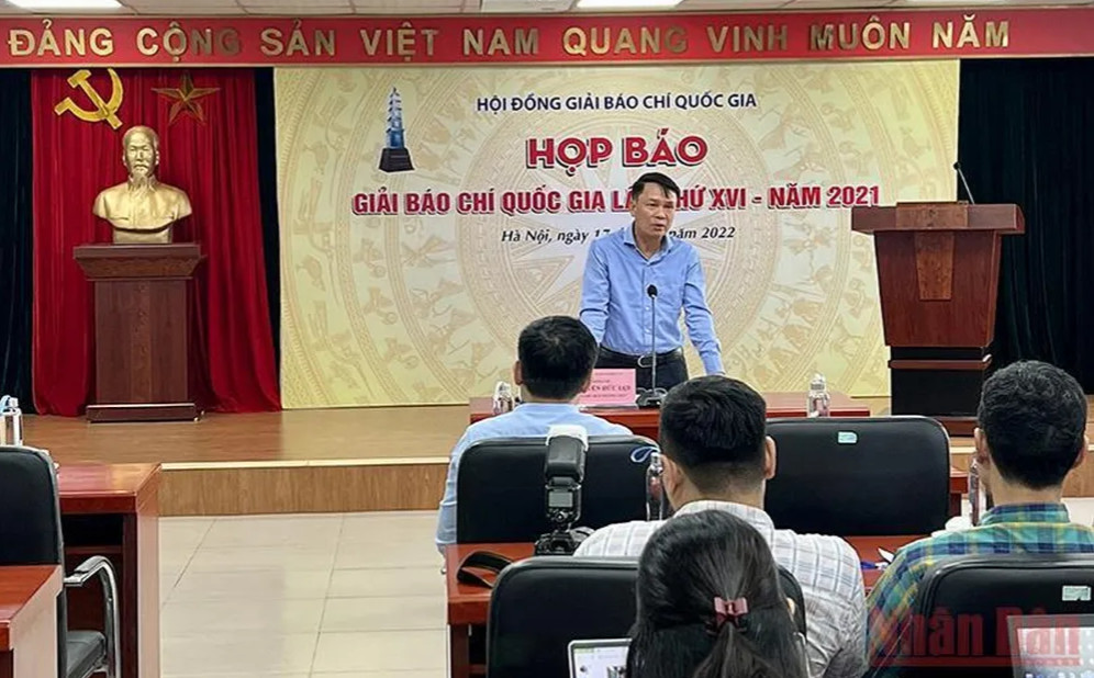Phó Chủ tịch Thường trực Hội Nhà báo Việt Nam Nguyễn Đức Lợi thông tin tại cuộc họp báo.
