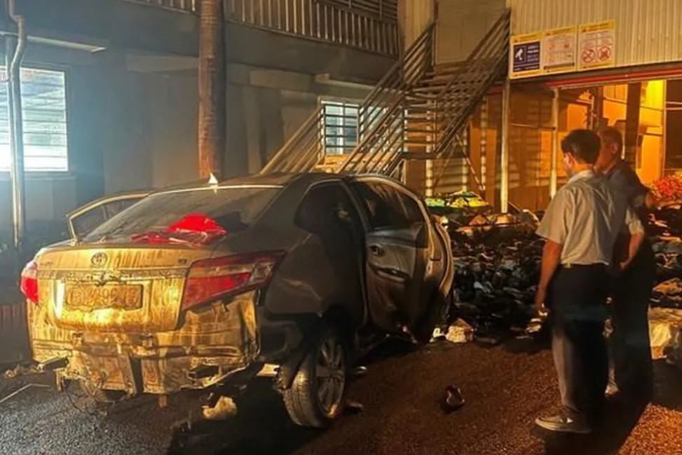 Chiếc xe ô tô bị hư hỏng nặng sau khi lao vào Công ty Phúc Thuận.