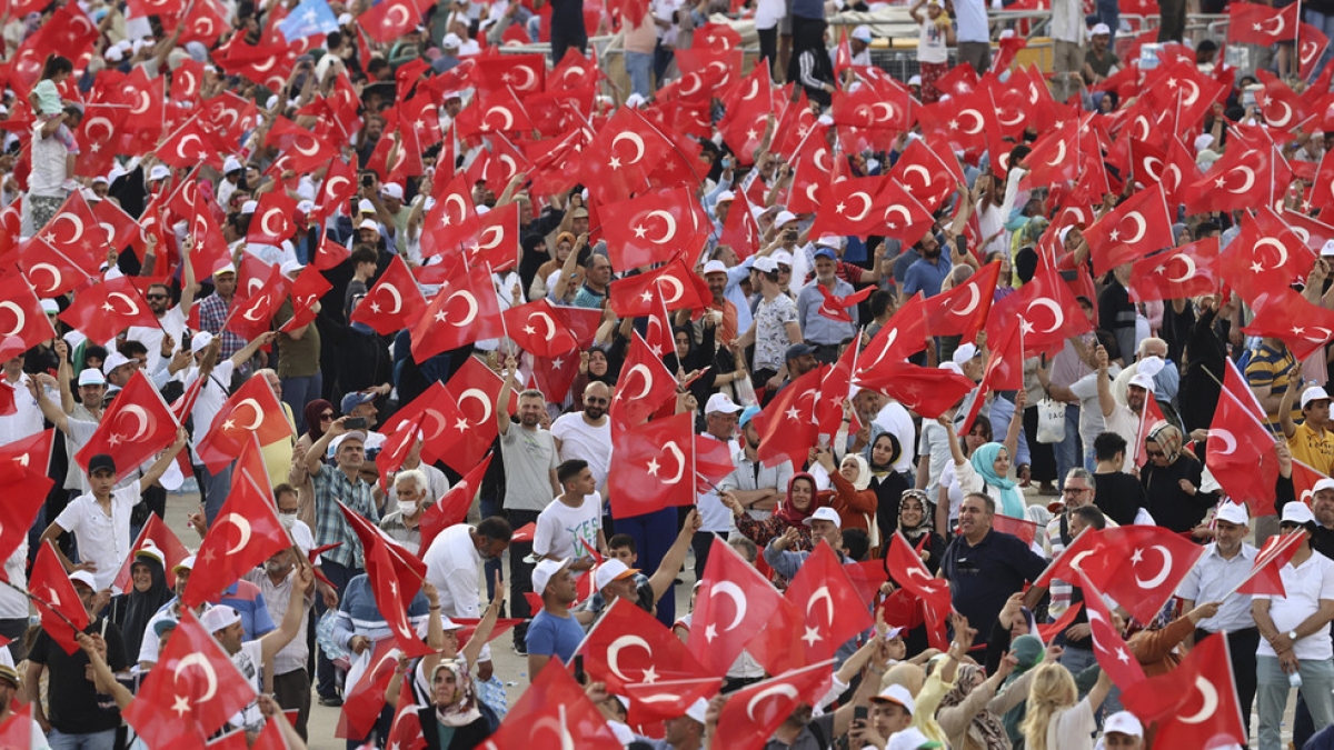 Những dân cầm cờ Thổ Nhĩ Kỳ trong một sự kiện ở Istanbul, Thổ Nhĩ Kỳ, ngày 29/5. Ảnh: Getty Images