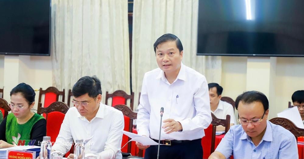 Đồng chí Lê Hồng Vinh - Ủy viên Ban Thường vụ Tỉnh ủy, Phó Chủ tịch Thường trực UBND tỉnh trình bày báo cáo tình hình kinh tế - xã hội 6 tháng đầu năm; nhiệm vụ, giải pháp trọng tâm 6 tháng cuối năm 2022.