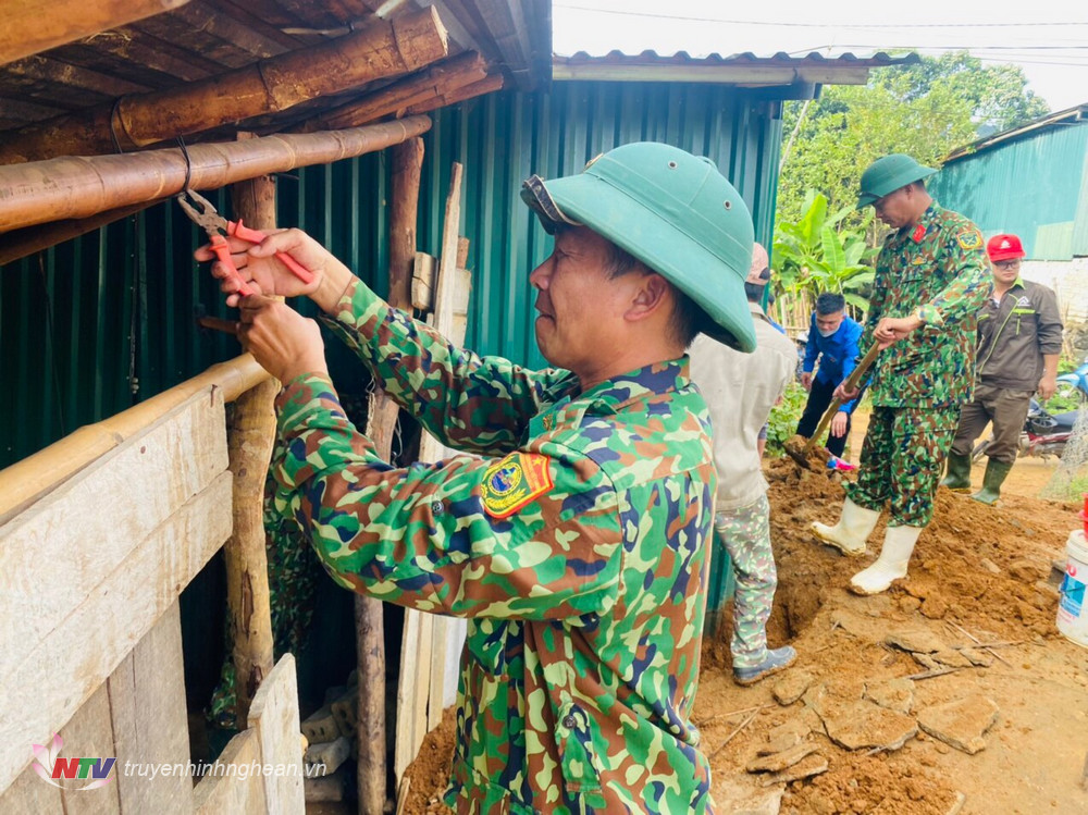 Lực lượng Đồn BP Tri Lễ phối hợp cùng các lực lượng đứng chân trên địa bàn giúp đỡ các hộ dân tu sửa nơi ở
