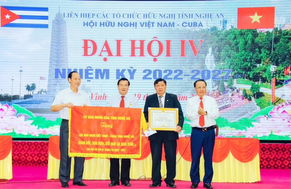 Trao bức trướng của UBND tỉnh cho Hội Hữu nghị Việt Nam - Cu ba tỉnh Nghệ An và Bằng khen của Chủ tịch UBND tỉnh.