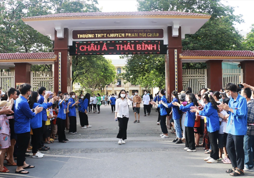 Thí sinh rời điểm thi vào lớp chuyên Trường THPT chuyên Phan Bội Châu, tỉnh Nghệ An trong sự cổ vũ của các tình nguyện viên (Ảnh: H. M).

