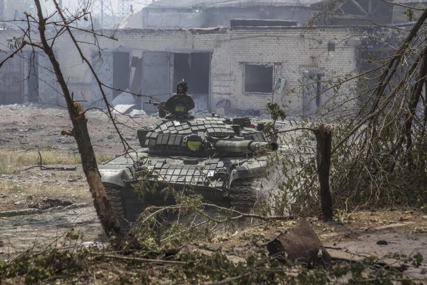 Lính Ukraine chiến đấu ở TP Severodonetsk hồi đầu tháng 6. Ảnh: AP