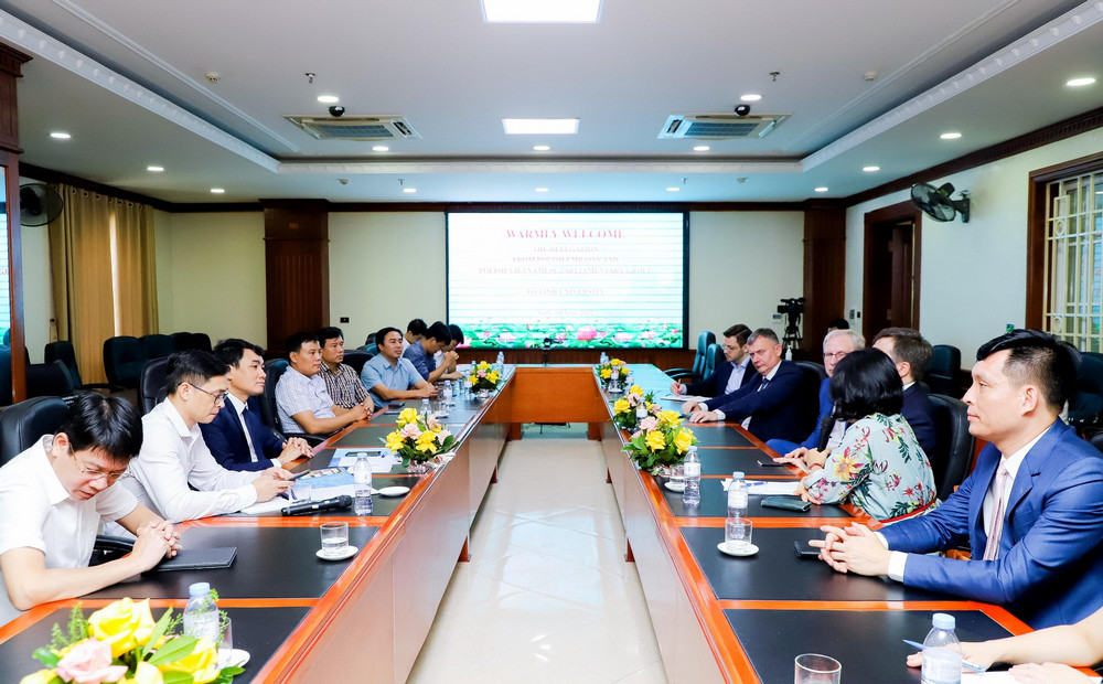 Đoàn Nghị sĩ Quốc hội và Đại sứ Cộng hoà Ba Lan tại Việt Nam đã đến thăm và làm việc với Trường Đại học Vinh. 