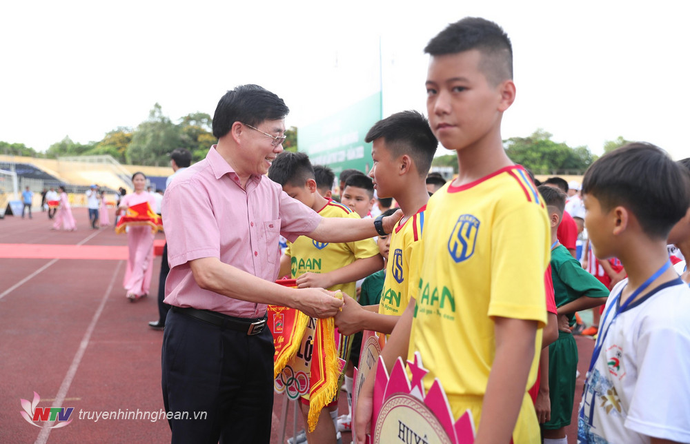 Đồng chí Nguyễn Văn Thông - Phó Bí thư Thường trực Tỉnh ủy trao Cờ lưu niệm cho các đội dự giải. 