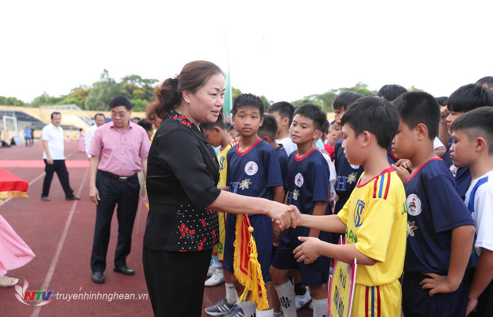 Đồng chí Nguyễn Thị Thu Hường - Ủy viên Ban Thường vụ, Trưởng ban Tuyên giáo Tỉnh ủy trao Cờ lưu niệm cho các đội dự giải. 