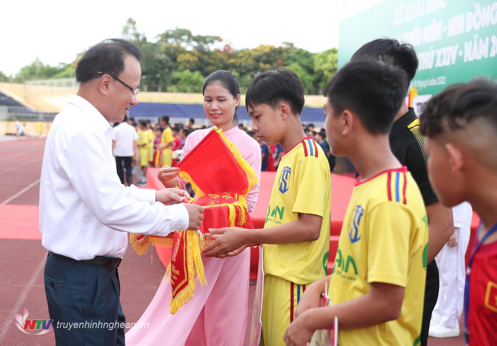 Đồng chí Nguyễn Nam Đình - Ủy viên Ban Thường vụ Tỉnh ủy, Phó Chủ tịch Thường trực HĐND tỉnh trao Cờ lưu niệm cho các đội dự giải. 