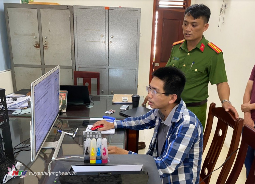 Nguyễn Quốc Khánh đã sử dụng phần mềm Photoshop chỉnh sửa các nội dung trên bản ảnh hóa đơn GTGT theo yêu cầu của Lê Viết Thanh