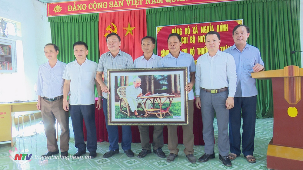 4.Lãnh đạo huyện Tân Kỳ trao quà cho xóm Hưng Hòa.