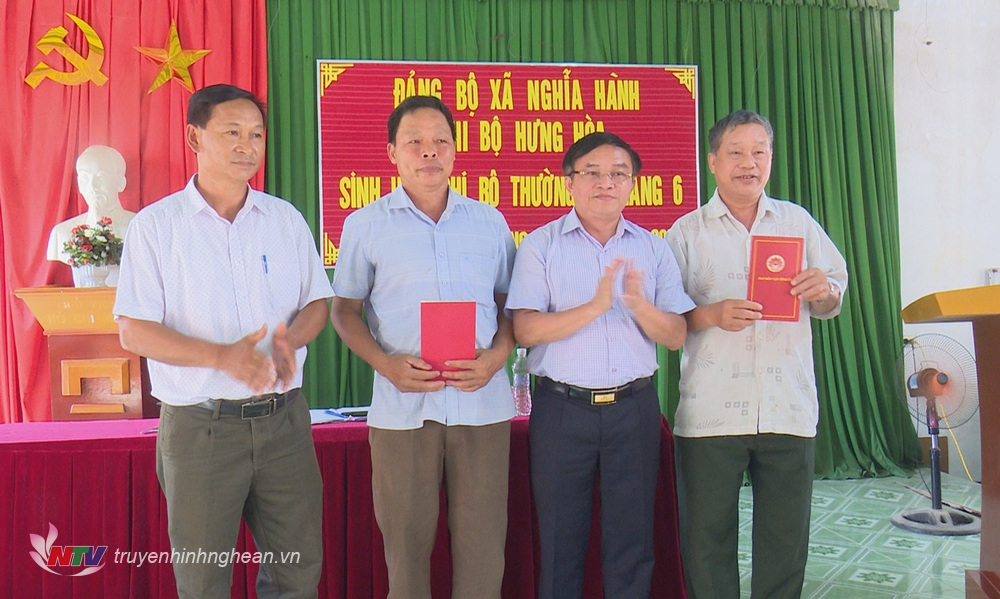 Trưởng ban Dân vận Tỉnh ủy Ngọc Kim Nam trao quà cho Chi bộ xóm Hưng Hòa.