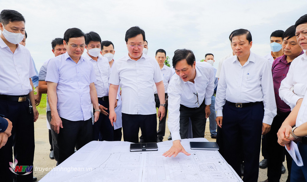Chủ tịch UBND tỉnh nghe chủ đầu tư báo cáo tiến độ thực hiện Dự án xây dựng Bệnh viện Ung bướu Nghệ An (giai đoạn 2). 