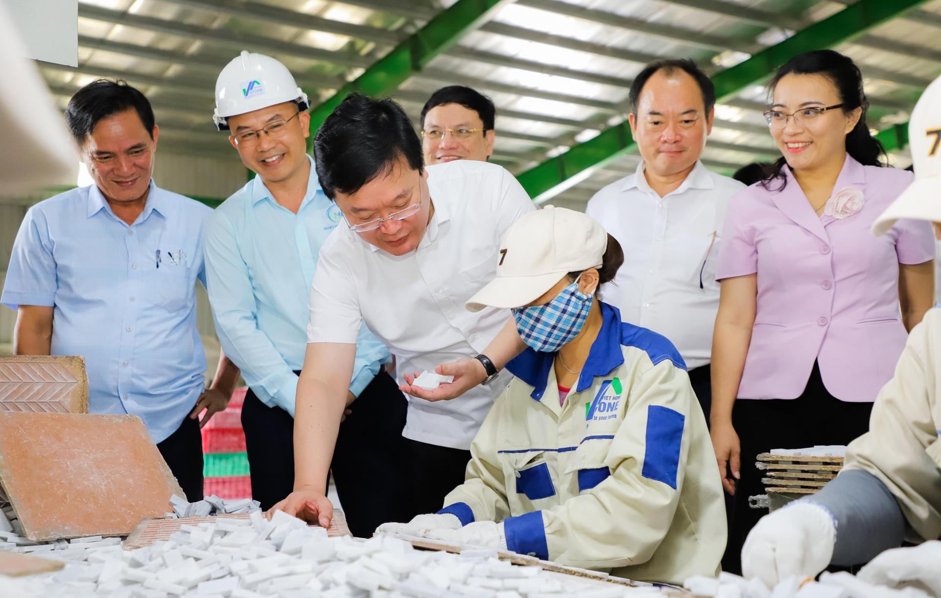 Chủ tịch UBND tỉnh Nguyễn Đức Trung đến thăm Nhà máy sản xuất sản phẩm từ đá tự nhiên trong Cụm công nghiệp Nghĩa Long (Nghĩa Đàn).