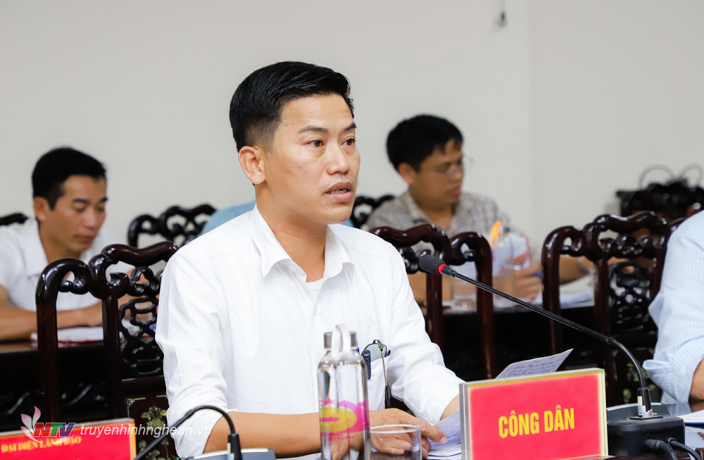 Công dân Nguyễn Đình Danh (trú xóm Nguyệt Bống, xã Ngọc Sơn, huyện Thanh Chương) trình bày nội dung phản ánh. 
