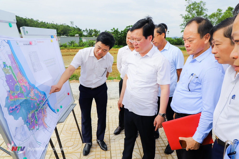 Chủ tịch UBND tỉnh trực tiếp kiểm tra tiến độ thực hiện dự án tuyến đường N5 (đoạn 2) trong KKT Đông Nam. 
