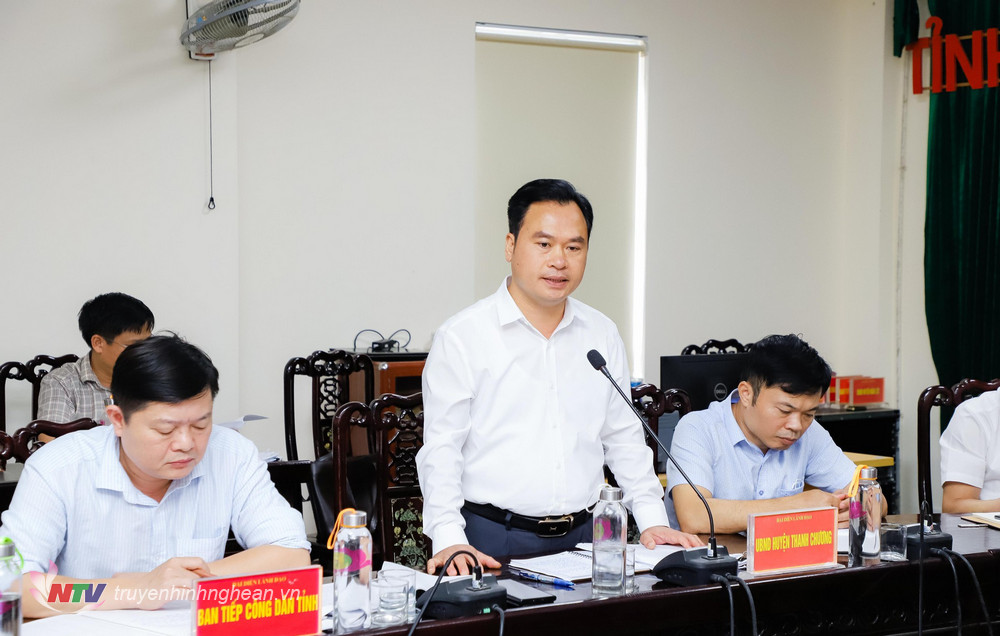 Phó Chủ tịch UBND huyện Thanh Chương Nguyễn Văn Chiến giải trình vụ việc.