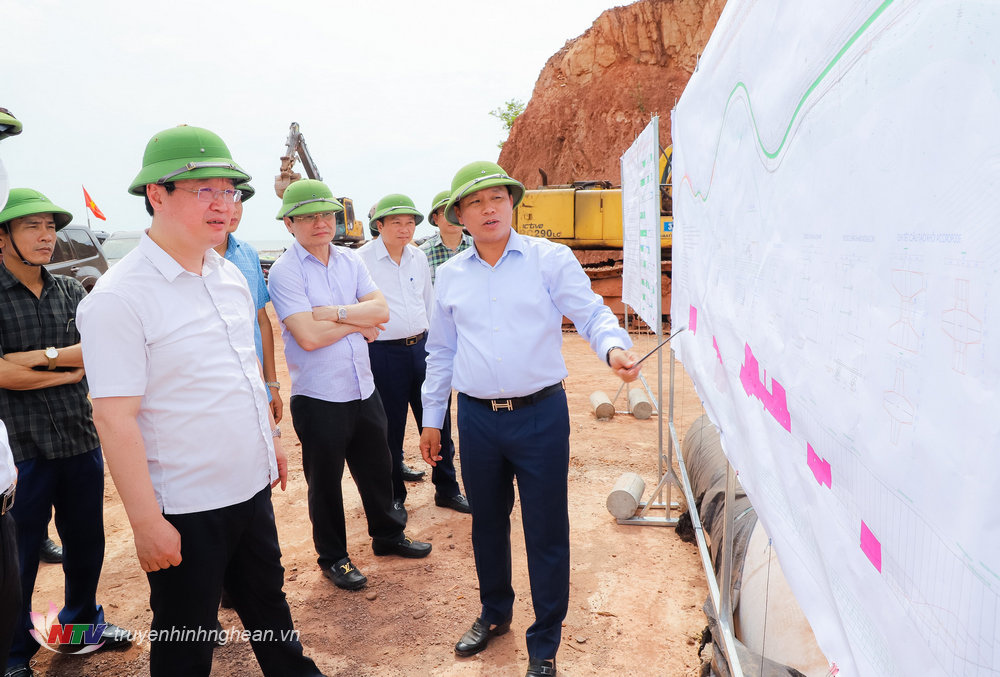 Giám đốc Sở GTVT Hoàng Phú Hiền báo cáo tiến độ thực hiện Dự án Đường ven biển từ Nghi Sơn (Thanh Hóa) - Cửa Lò (Nghệ An) đoạn từ Km7-Km76. 