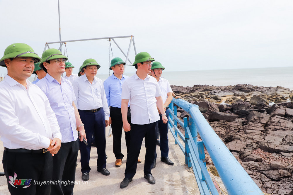 Chủ tịch UBND tỉnh cũng đã đến khảo sát khu vực bãi Tiền Phong và bãi Hải Đồn và Bãi Lữ.