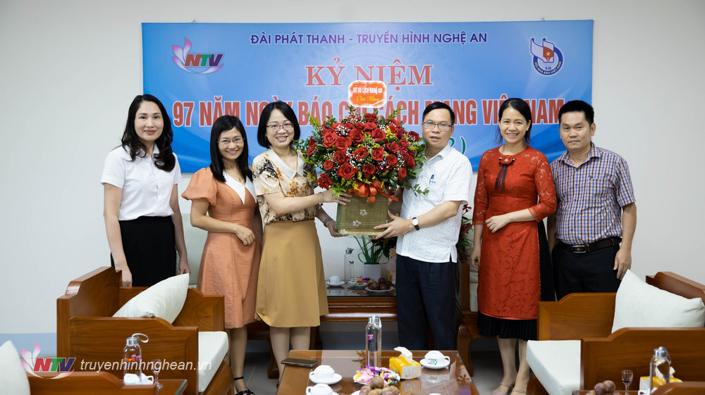 Đại diện Sở Du lịch chúc mừng tập thể cán bộ, viên chức người lao động Đài PTTH Nghệ An.