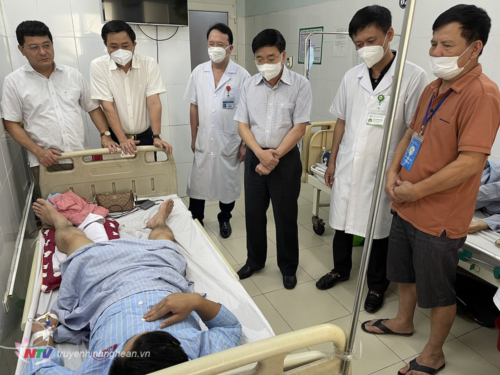 Đoàn công tác của Tỉnh uỷ do đồng chí Nguyễn Văn Thông - Phó Bí thư Thường trực Tỉnh uỷ dẫn đầu đến thăm hỏi chiến sỹ công an bị thương trong quá trình thực hiện chuyên án.