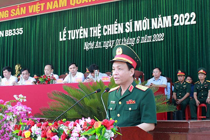 Thiếu tướng Hà Tân Tiến, Phó Tư lệnh Quân khu 4 phát biểu chỉ đạo tại buổi lễ.