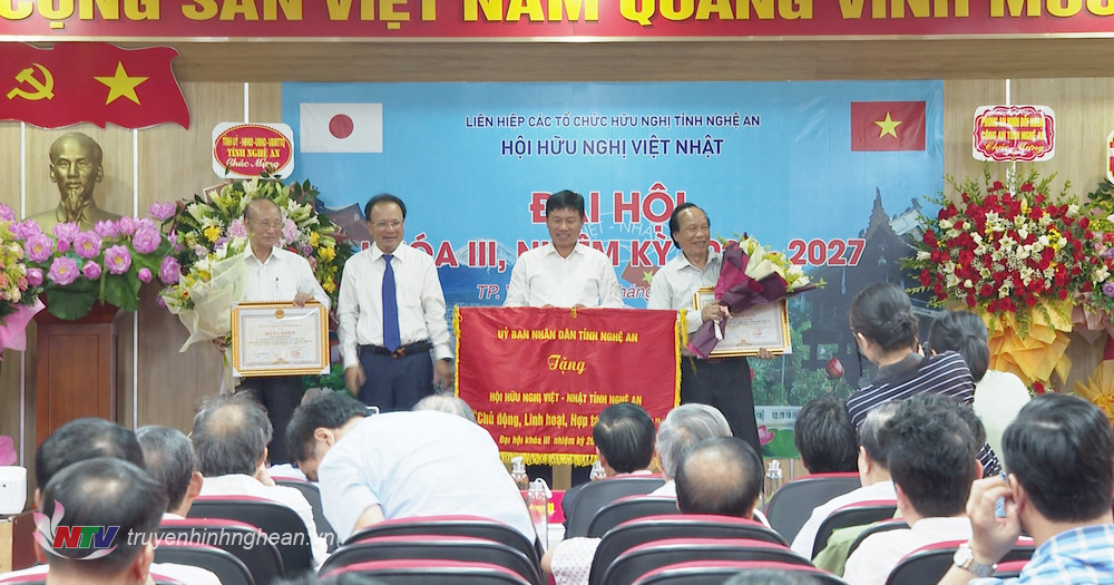Đồng chí Nguyễn Nam Đình trao tặng bức trướng của UBND tỉnh cho Hội Hữu nghị Việt Nam - Nhật Bản tỉnh Nghệ An.