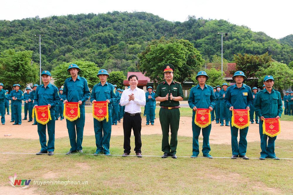 lãnh đạo trao cờ lưu niệm cho các đơn vị tham gia Hội thao