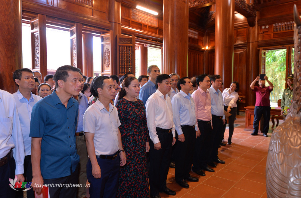 Đoàn đại biểu dâng hương tưởng niệm Chủ tịch Hồ Chí Minh tại Khu Di tích Quốc gia đặc biệt Kim Liên.