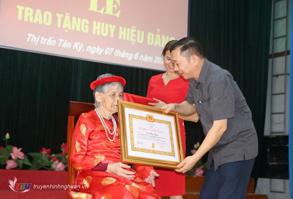 Tân Kỳ: Trao huy hiệu 70 năm tuổi Đảng cho đảng viên 100 tuổi