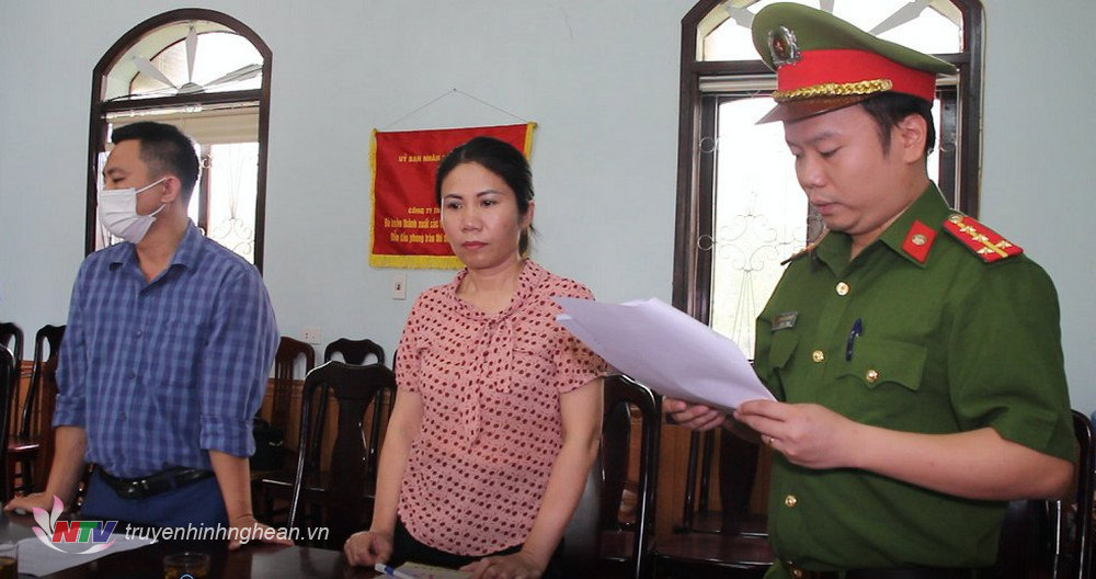 Cơ quan Công an tống đạt các quyết định khởi tố bị can Trần Hữu Đạt và Bùi Thị Lường.