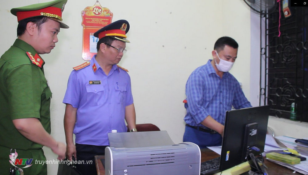 Cơ quan chức năng tiến hành khám xét nơi làm việc của bị can Trần Hữu Đạt.