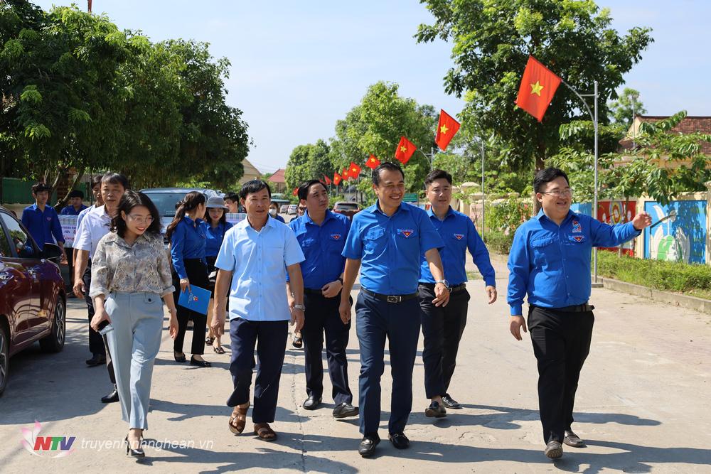 Đoàn công tác kiểm tra con đương thanh niên tại xã Hưng Tân