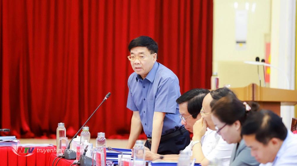 Đồng chí Nguyễn Văn Thông - Phó Bí thư Thường trực Tỉnh ủy cho ý kiến về dự thảo Đề án phát triển Trường Đại học Vinh thành Đại học Vinh. 