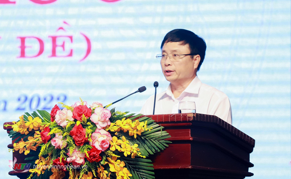 Phó Chủ tịch UBND tỉnh Bùi Đình Long trình bày báo cáo tóm tắt các tờ trình, dự thảo Nghị quyết của UBND tỉnh trình kỳ họp. 