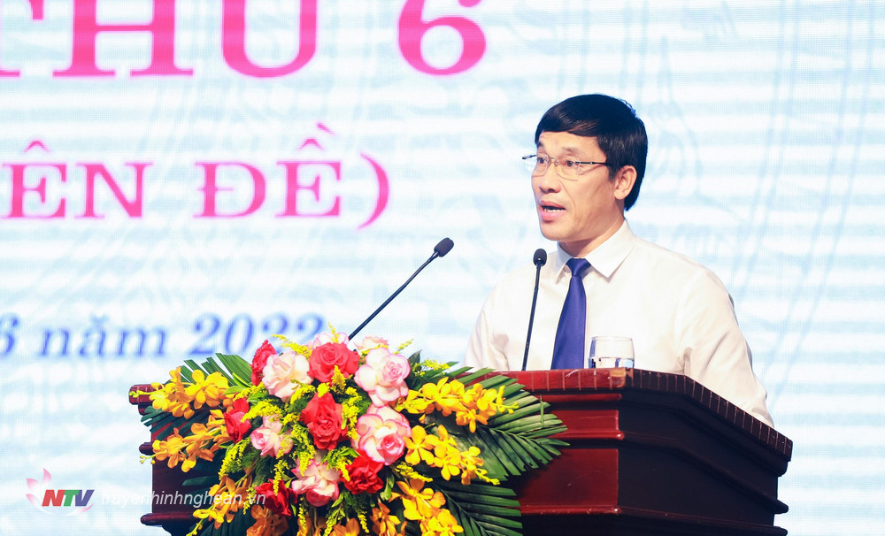 Chánh Văn phòng Đoàn ĐBQH - HĐND tỉnh Nghệ An Bùi Duy Sơn trình bày dự thảo nghị quyết.