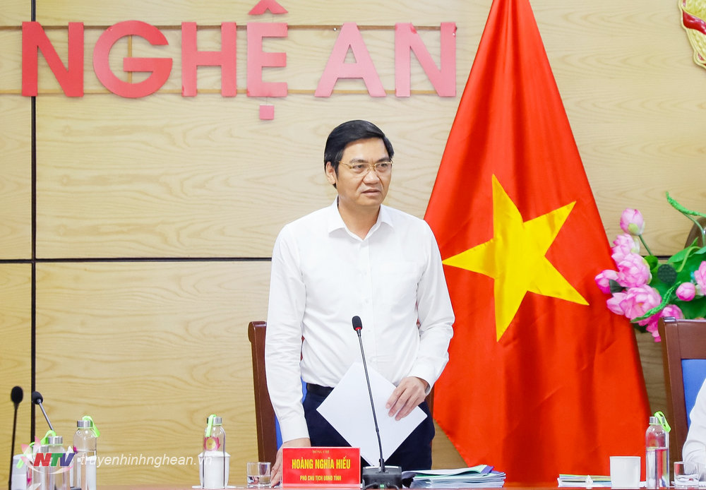 Đồng chí Hoàng Nghĩa Hiếu - Phó Chủ tịch UBND tỉnh phát biểu tại phiên họp.
