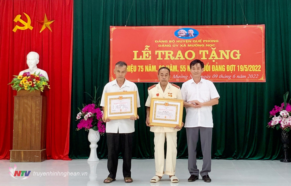 Đồng chí Trương Minh Cương, Bí thư Huyện uỷ, Chủ tịch HĐND huyện trao Huy hiệu 60 năm tuổi Đảng cho Đảng viên Hà Huy Nhân và 55 năm tuổi Đảng cho Đảng viên Nguyễn Văn Nam.