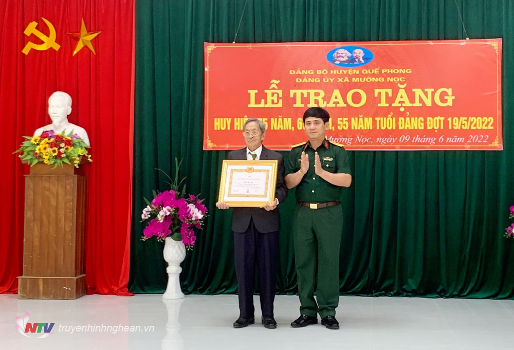 Thượng tá Phan Đại Nghĩa, Uỷ viên Ban thường vụ Tỉnh uỷ, Chỉ huy trưởng Bộ CHQS tỉnh trao tặng Huy hiệu 75 năm tuổi Đảng cho đảng viên Trần Văn Tơn.