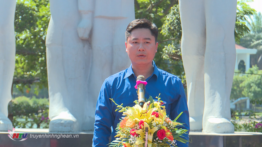 Bí thư Tỉnh đoàn Lê Văn Lương phát biểu tại buổi lễ.